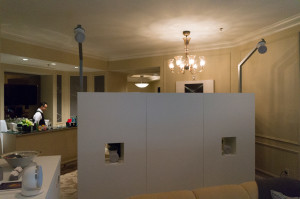 Rückseite mit den Surroundboxen und Heights. Die Wand wurde errichtet für den Soundprojektor errichtet.
